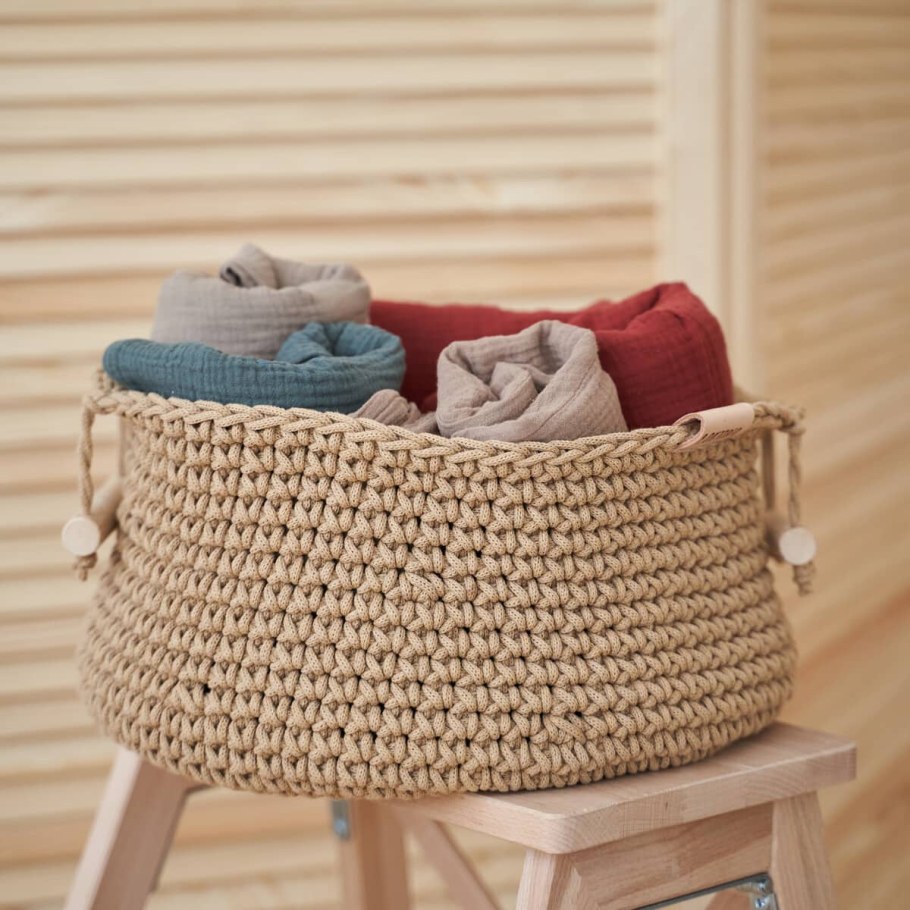 Трикотажные корзины в интерьере