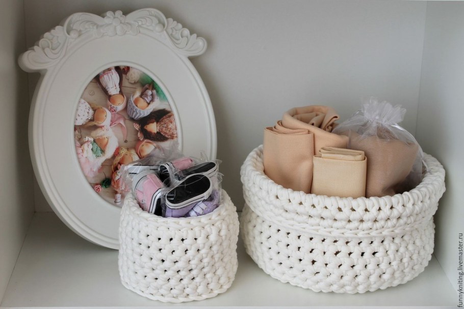 Трикотажные корзины в интерьере
