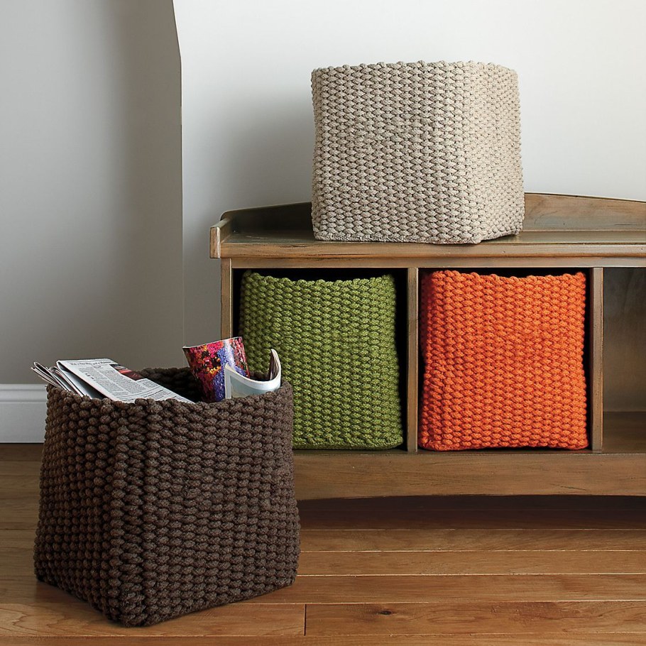 Вязаные корзины в интерьере
