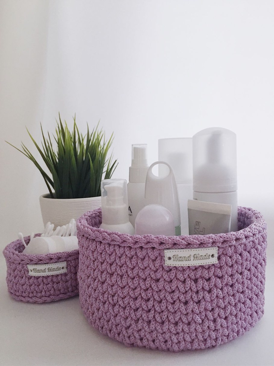 Трикотажные корзины в интерьере