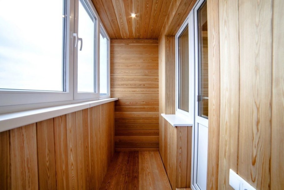 Обшивка балкона деревянной вагонкой