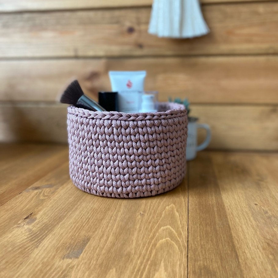 Вязаные корзины с деревянным дном