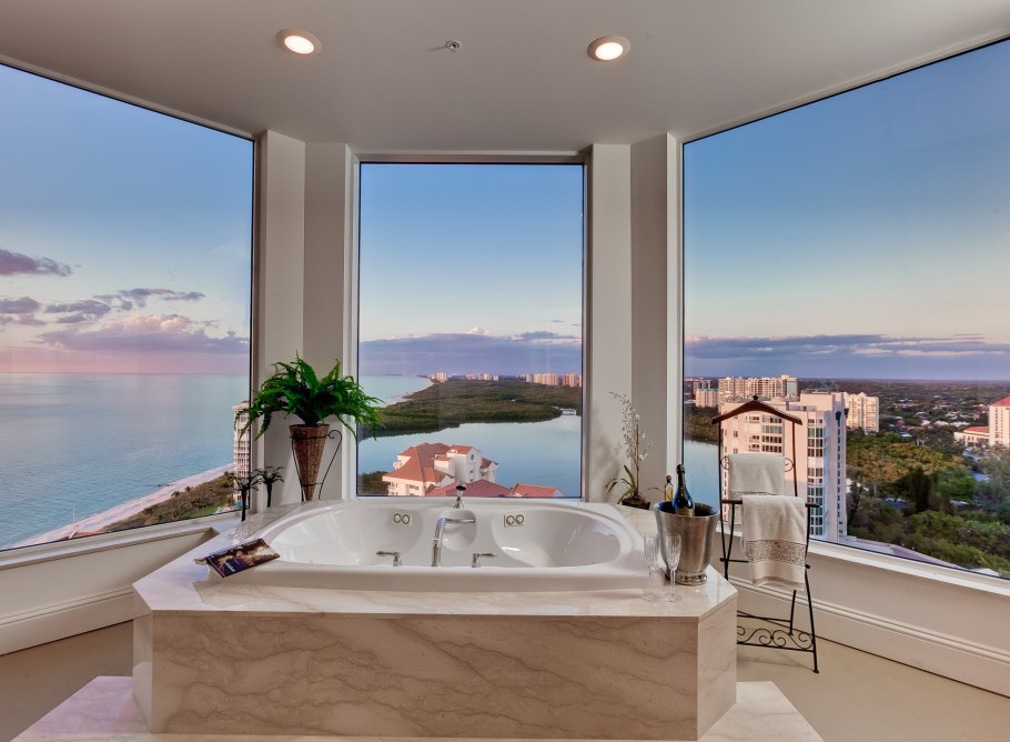 Ванная с панорамным окном