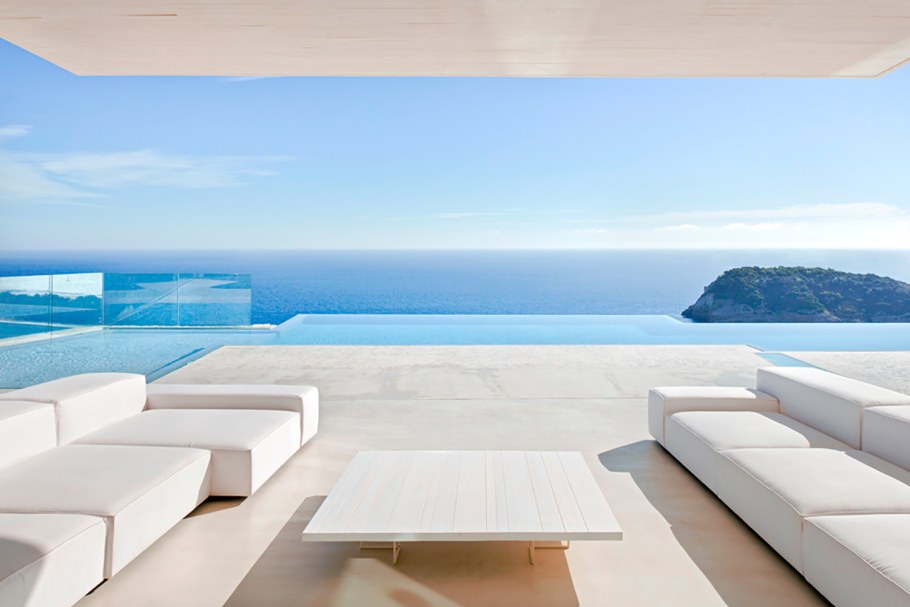 Белоснежная вилла на берегу Средиземного моря