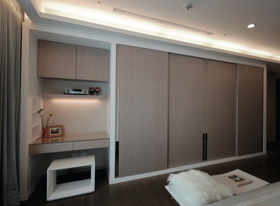 Шкаф встроенный в стену