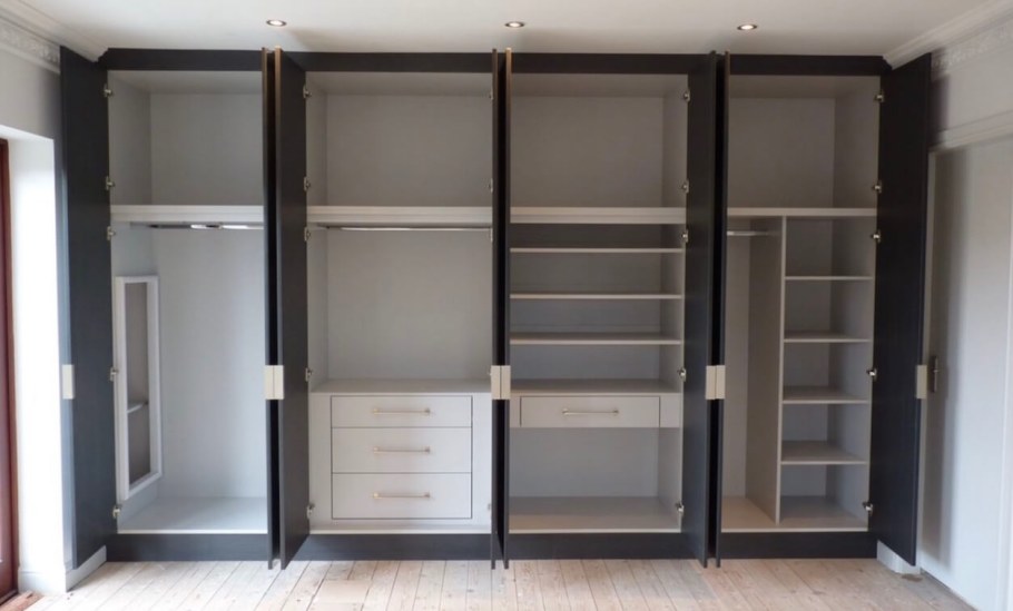 Шкаф встроенный в стену