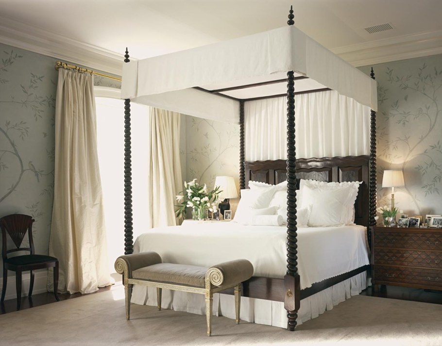 Спальня с балдахином