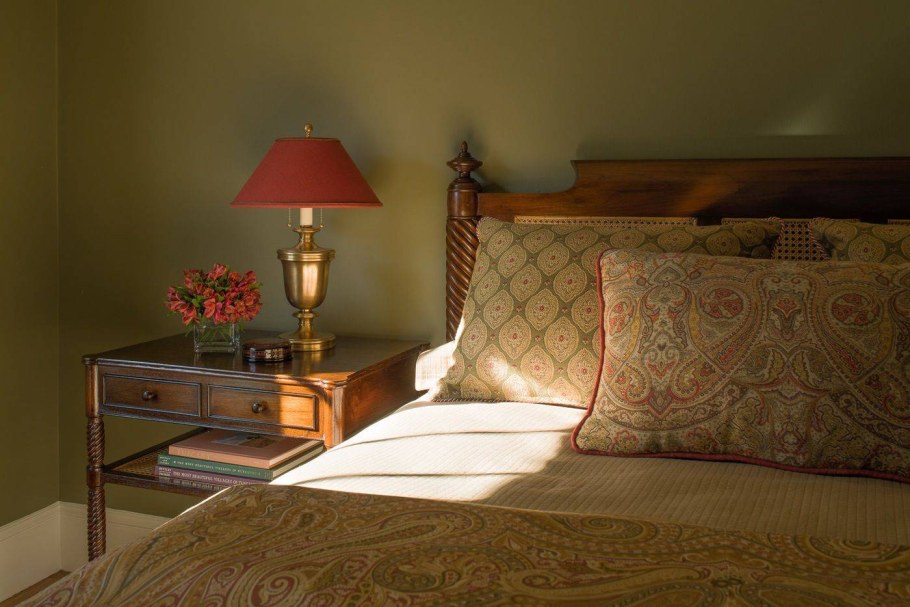 Уютная спальня в английском стиле