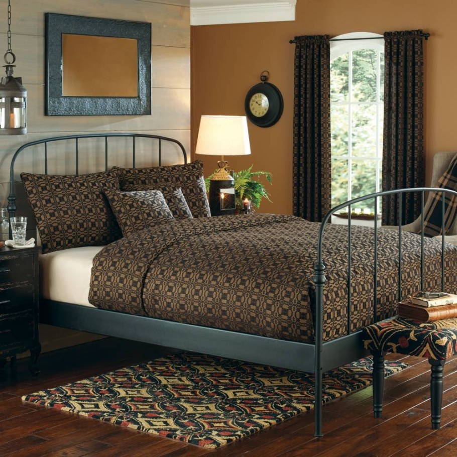 Металлическая кровать заправленная