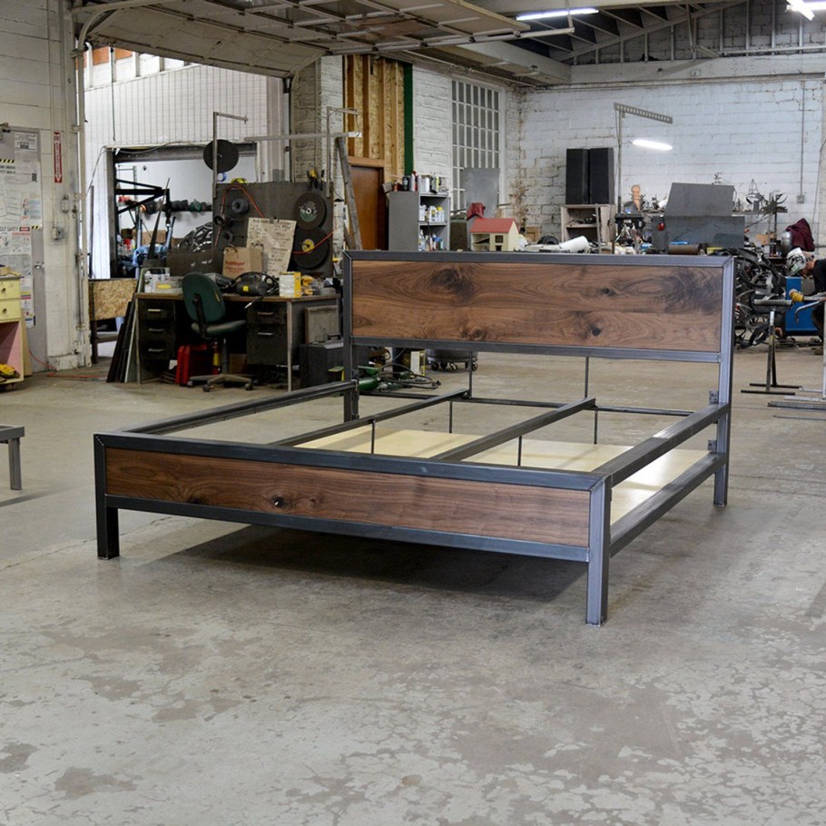 Кровать в стиле лофт из металла индустриал