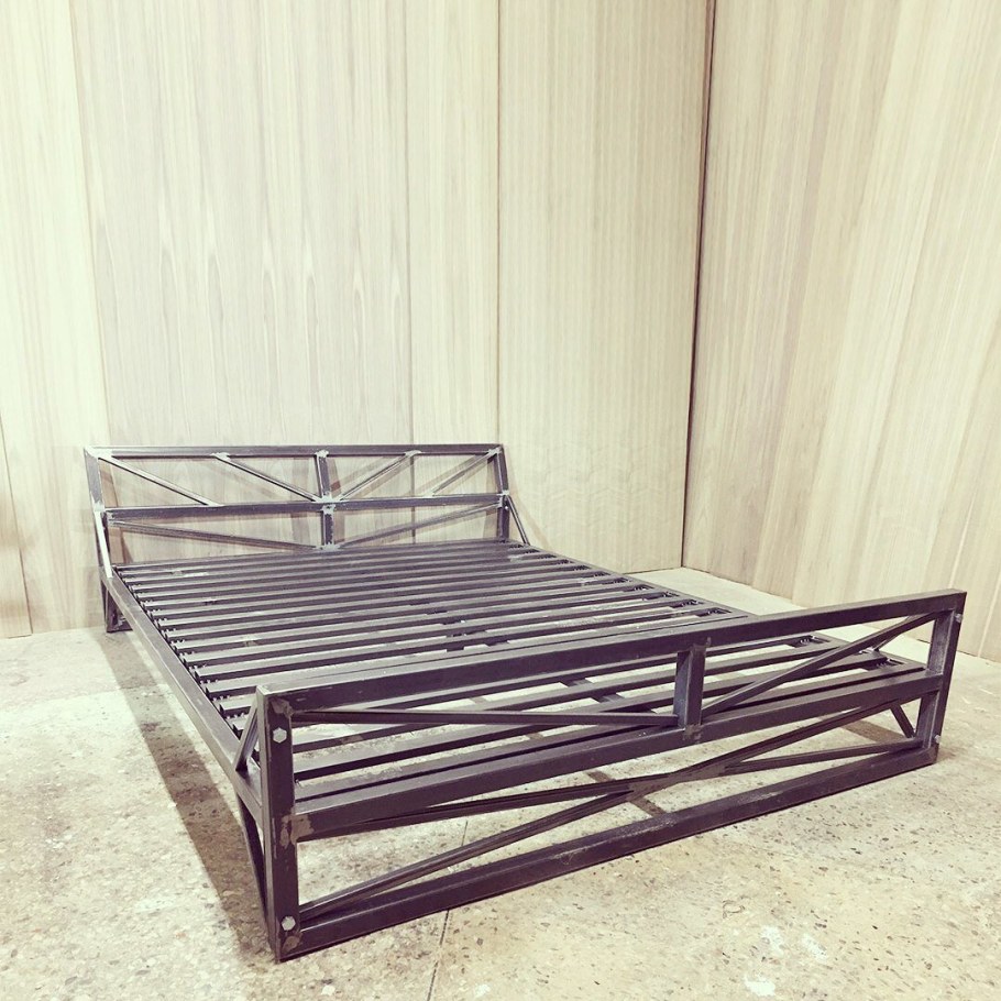 Кровать в стиле лофт Индастриал из металла