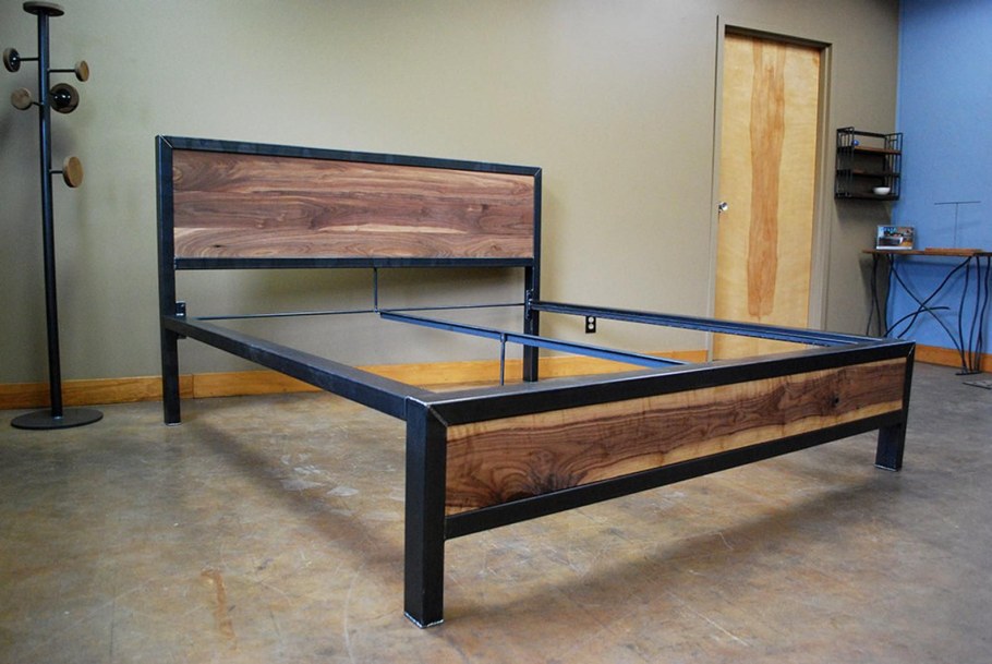 Кровать в стиле лофт Индастриал из металла