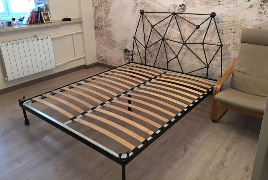 Кровать из металла и дерева