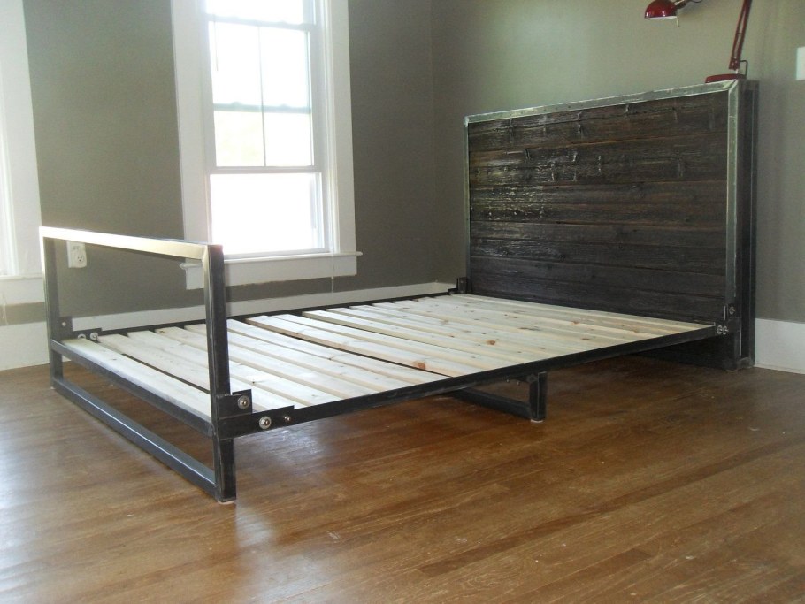 Кровать из металла и дерева