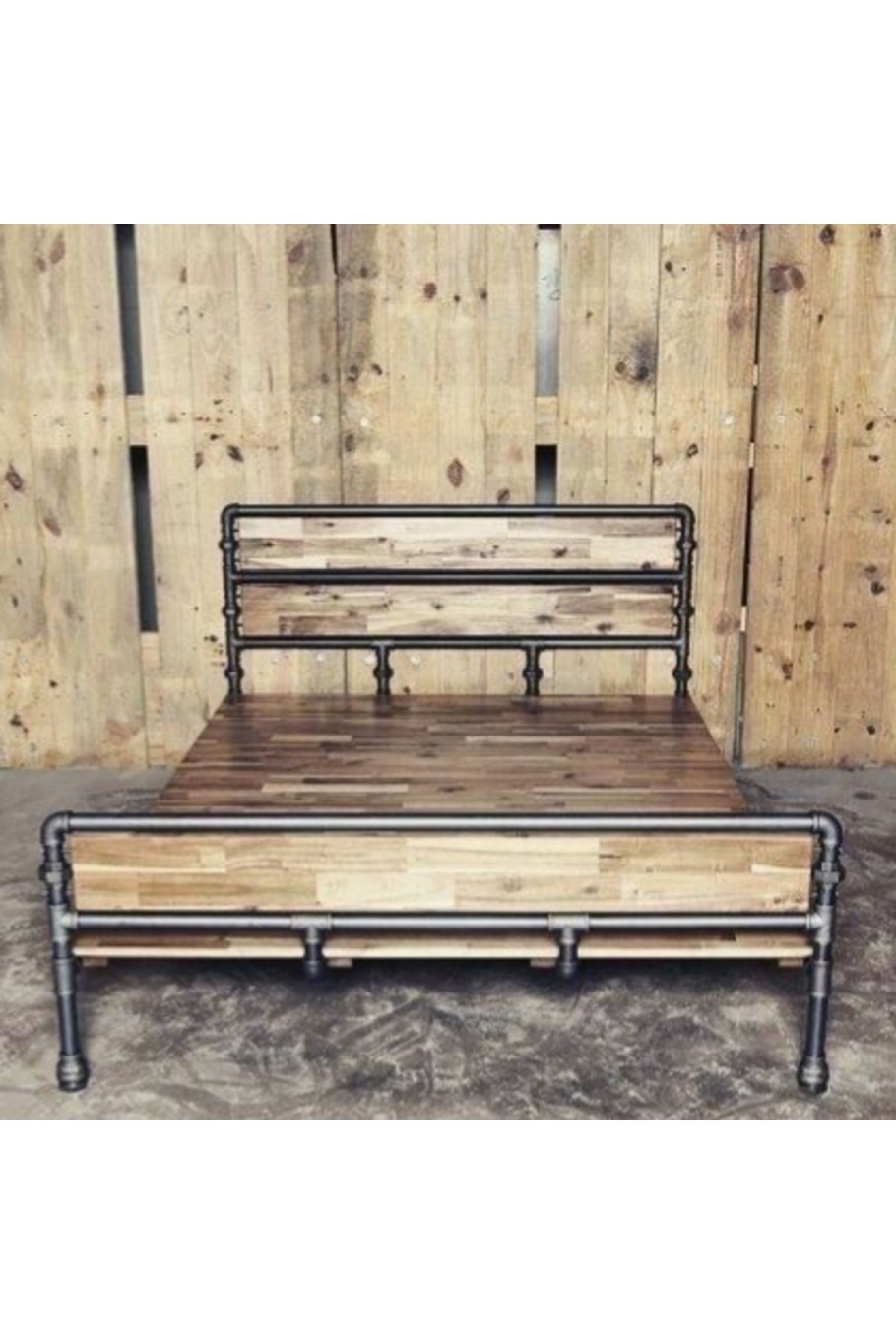 Кровать в стиле лофт из металла и дерева