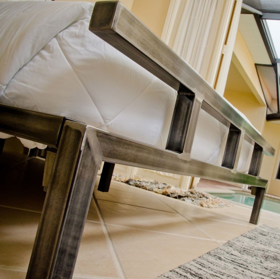 Кровать в стиле лофт из металла и дерева