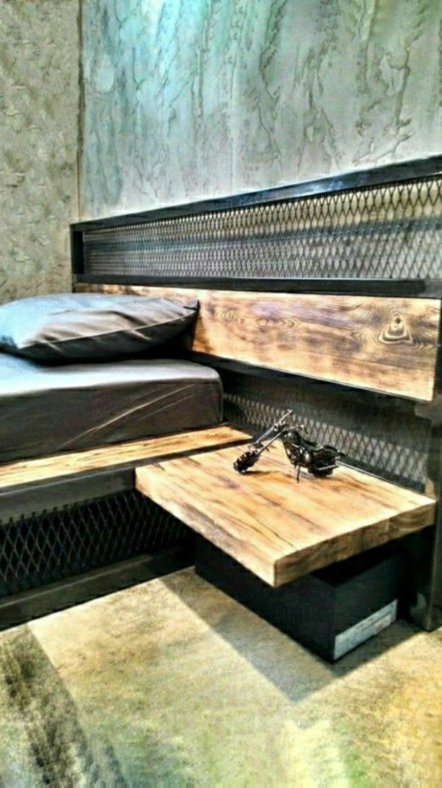 Кровать в стиле лофт из металла индустриал