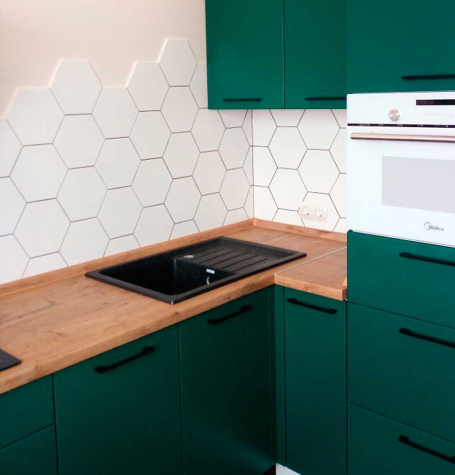 Темно зеленая кухня