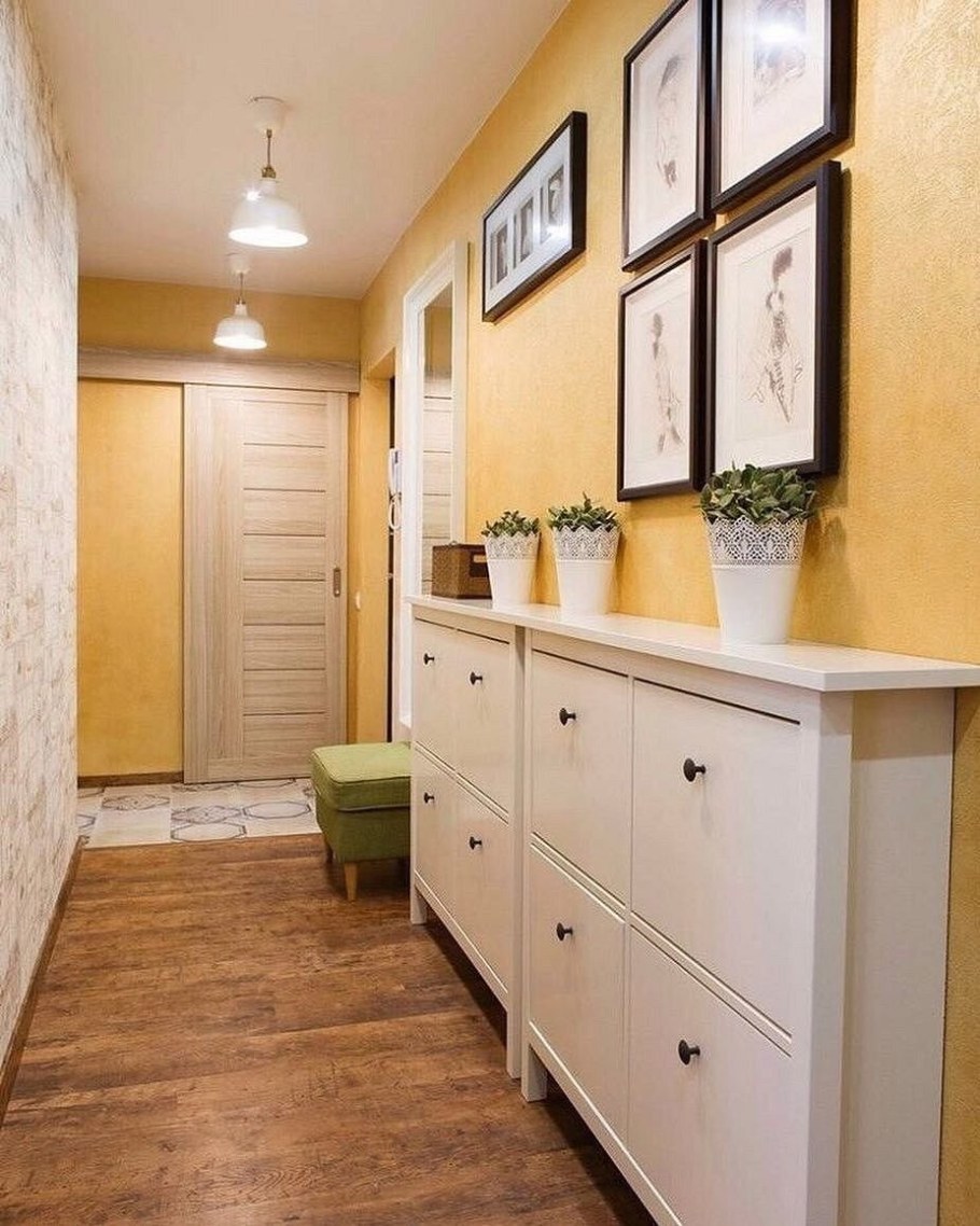 Интерьер узкой прихожей