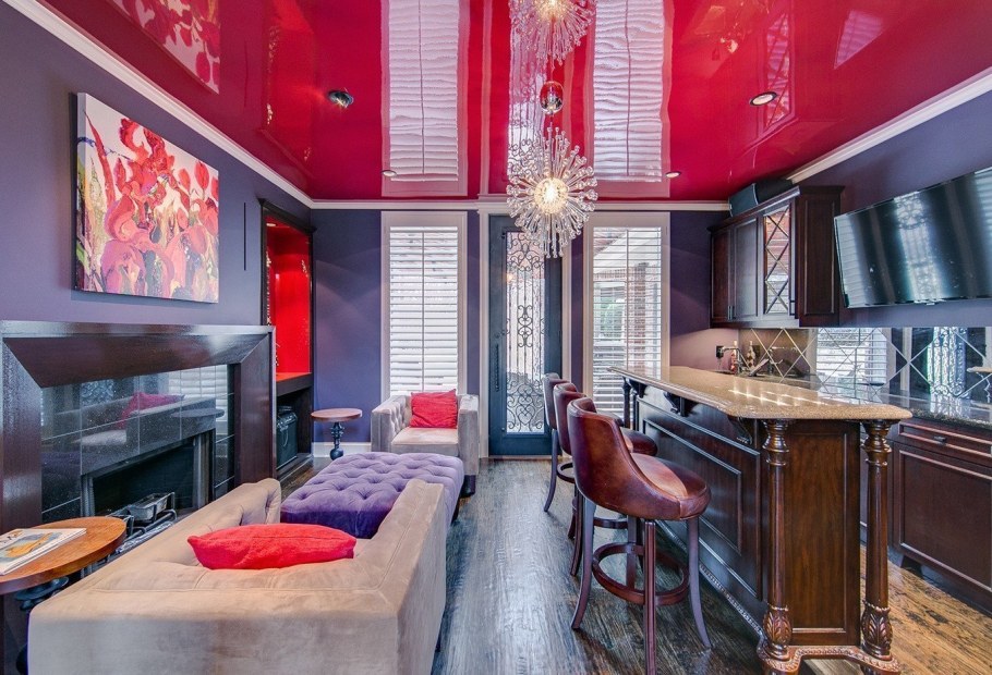 Красный глянцевый потолок