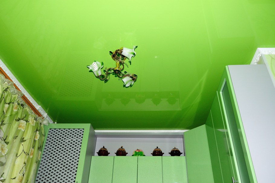 Зеленый глянцевый потолок
