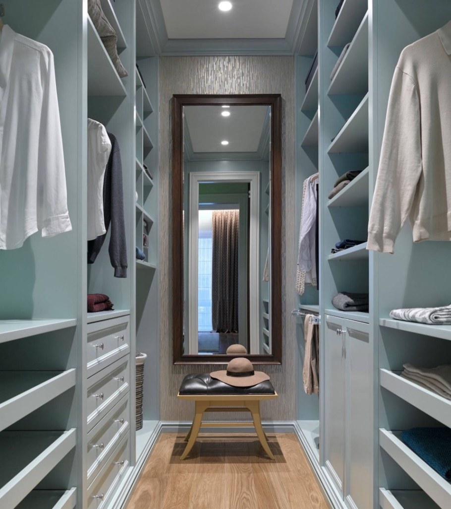 Маленькая гардеробная комната