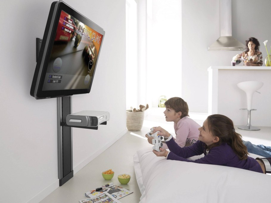 Телевизор на кронштейне в спальне