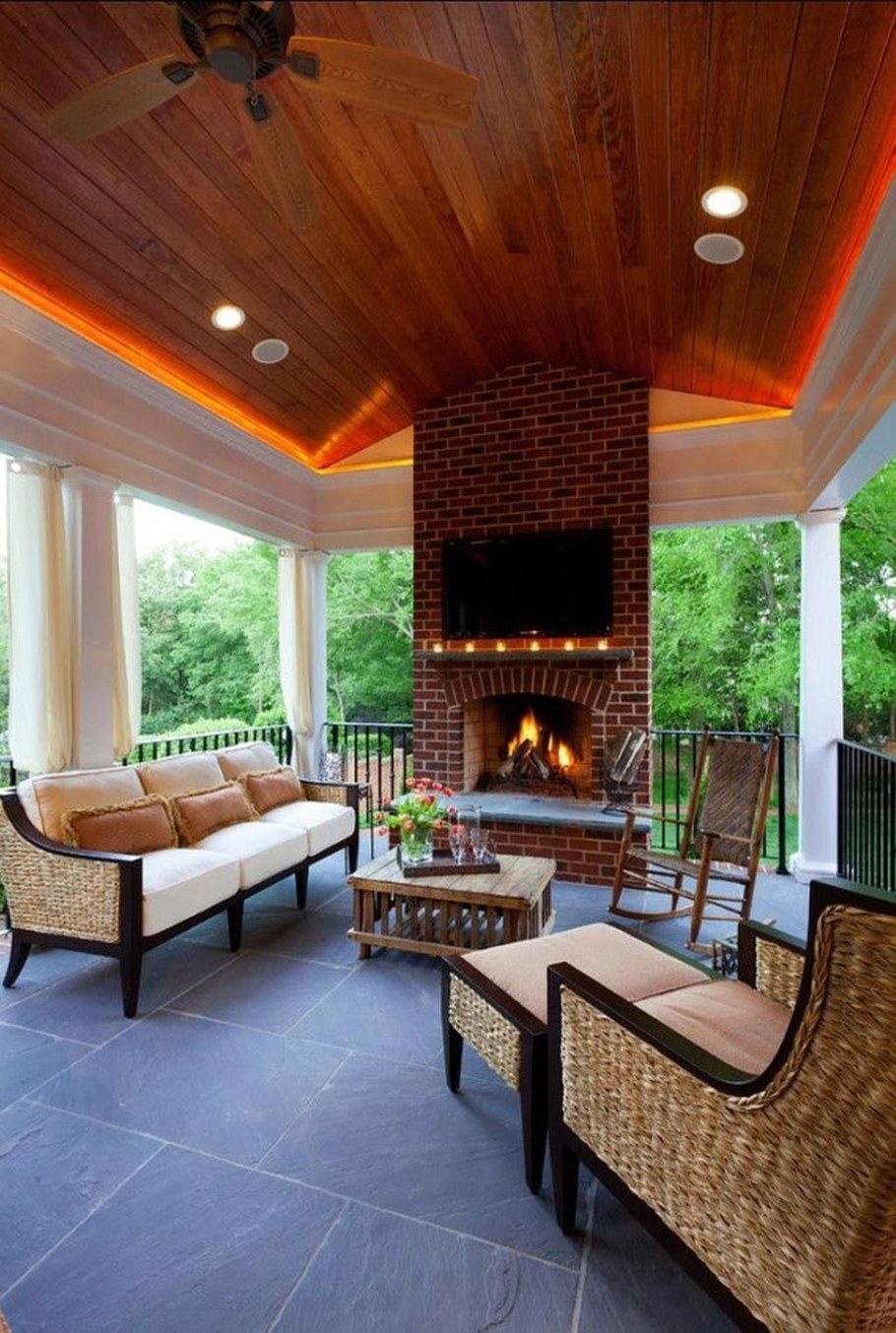 Теплая беседка с камином