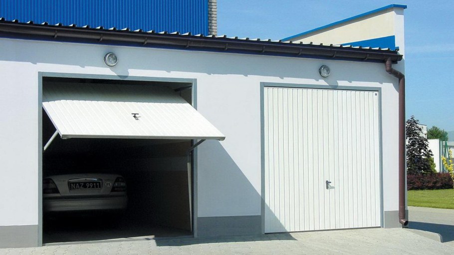 Дверь в гараж подъемная