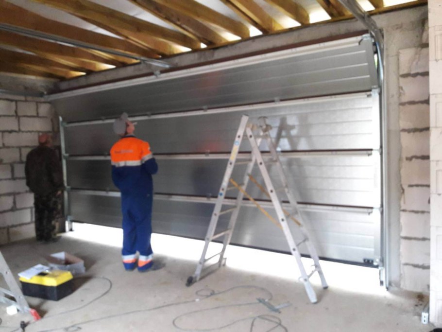 Откидные ворота для гаража