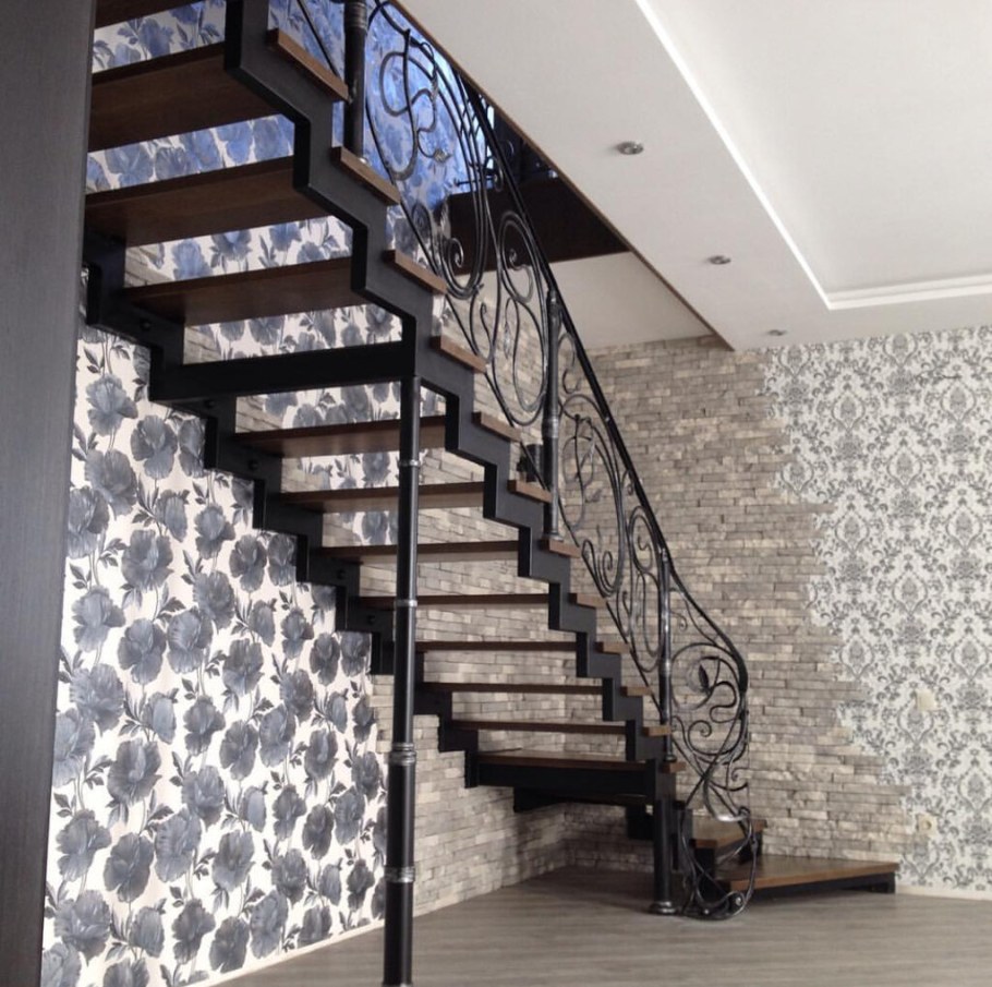 Лестница возле стены