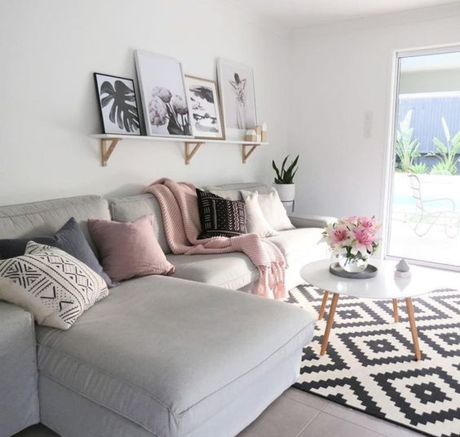 Гостиная в Сканди стиле с диваном