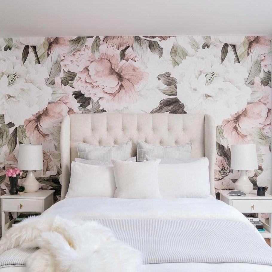 Цветочные обои в спальне