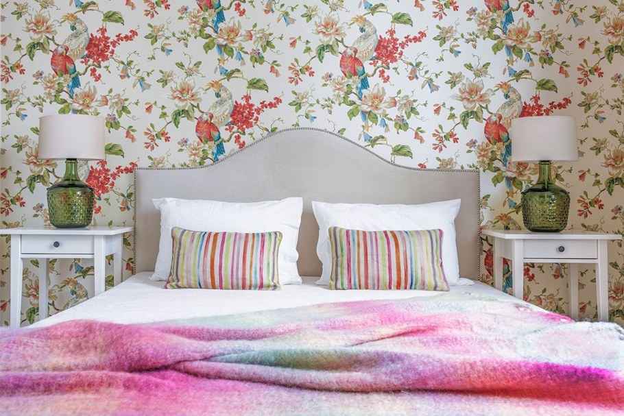 Цветочные обои в интерьере