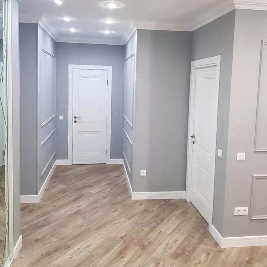 Светло серая прихожая