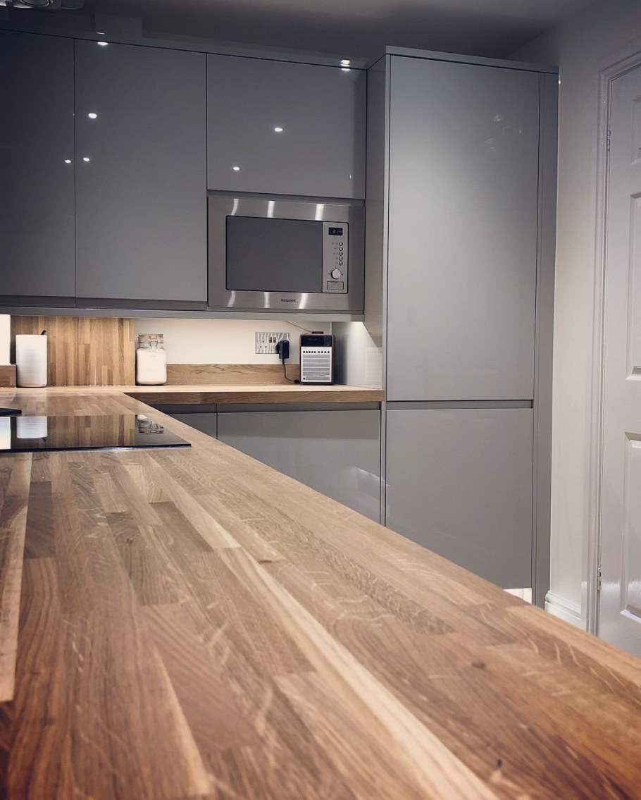 Современная кухня под дерево