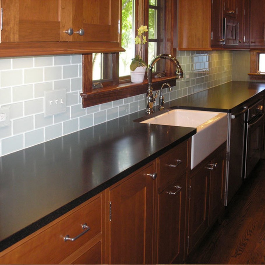 Кухня с деревянной столешницей