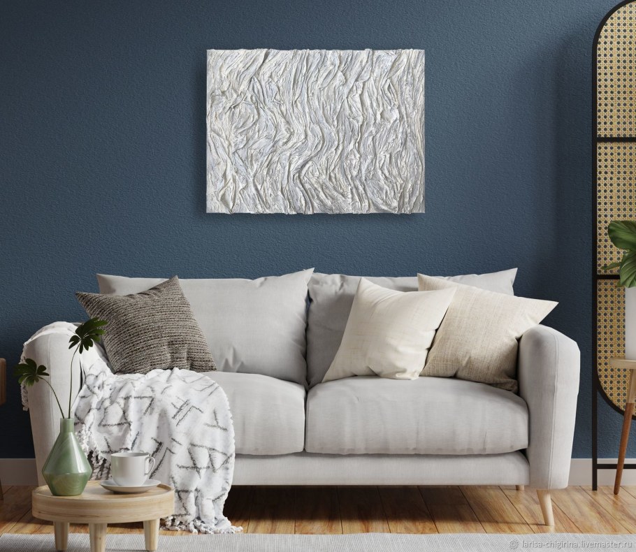 Картина для серого интерьера гостиной