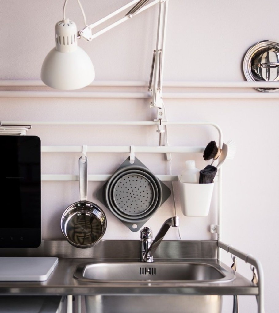 Ikea / Sunnersta СУННЕРСТА рейлинг с 4 крючками,2 контейнерами, белый