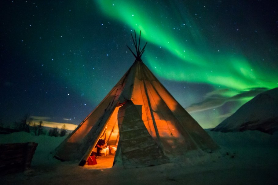 Саамский чум Северное сияние