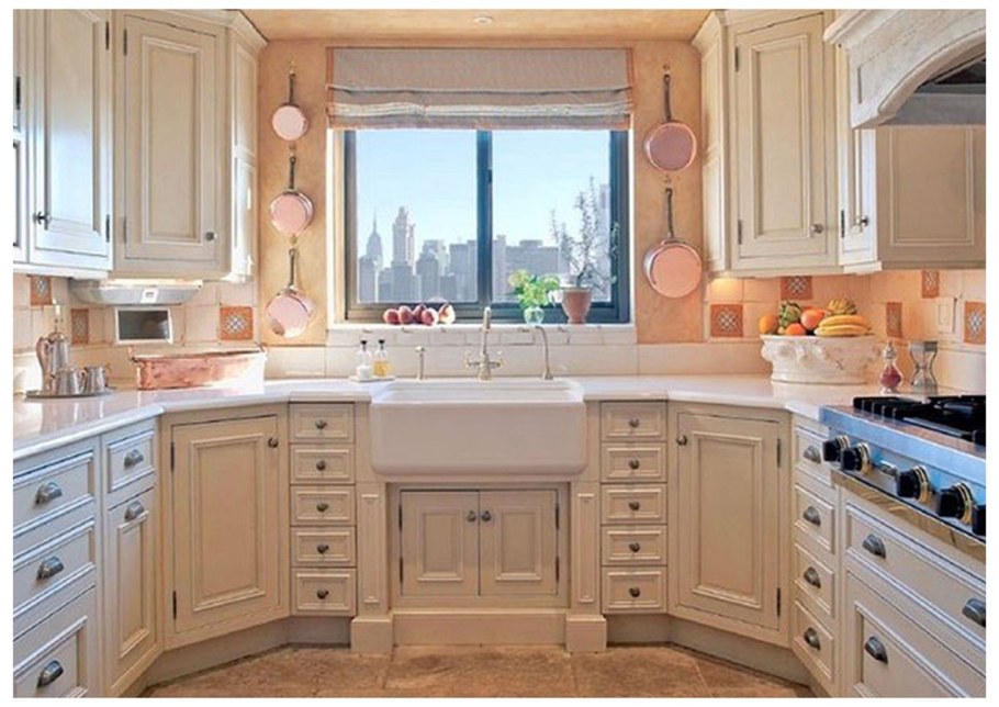 Кухонный гарнитур в частном доме с окном