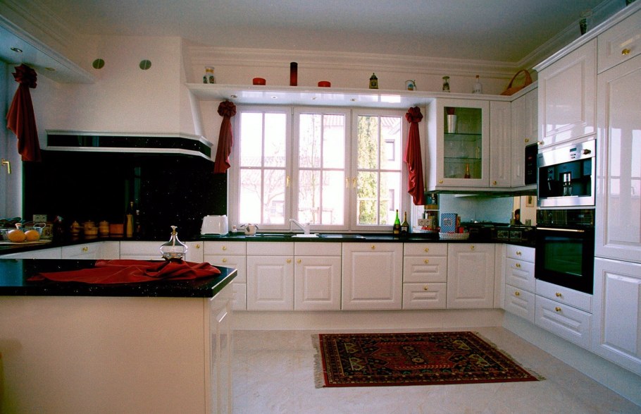 П образная кухня вдоль окна