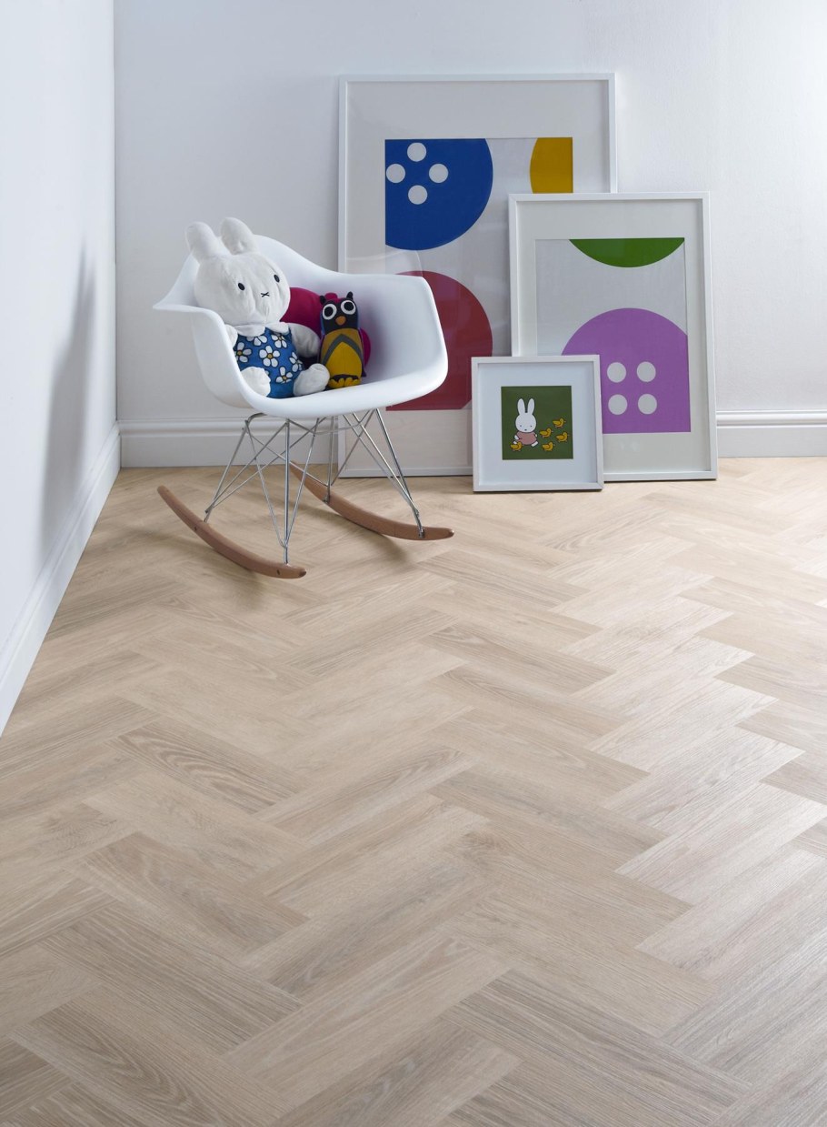 Кварцвиниловая плитка елочкой в интерьере