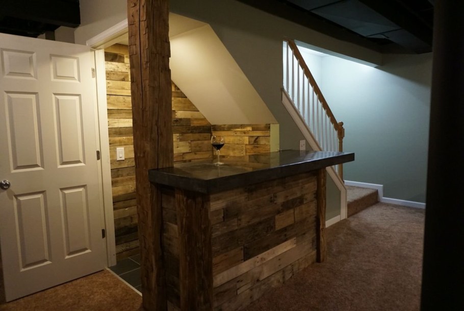 Дверь в подвал под лестницей