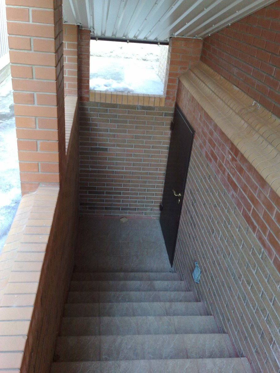 Лестница в цокольный этаж в частном доме