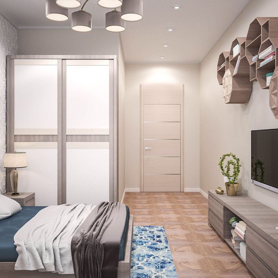 Кровать напротив двери в спальне