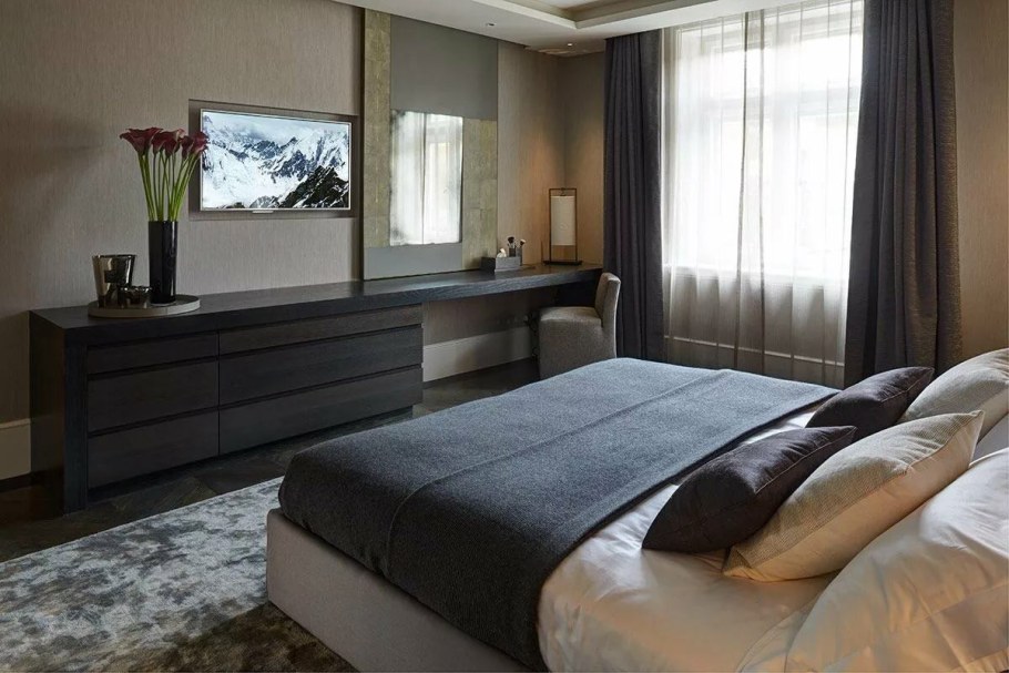 Спальня с большой кроватью