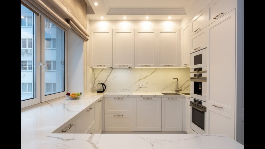 П-образные кухни с окном