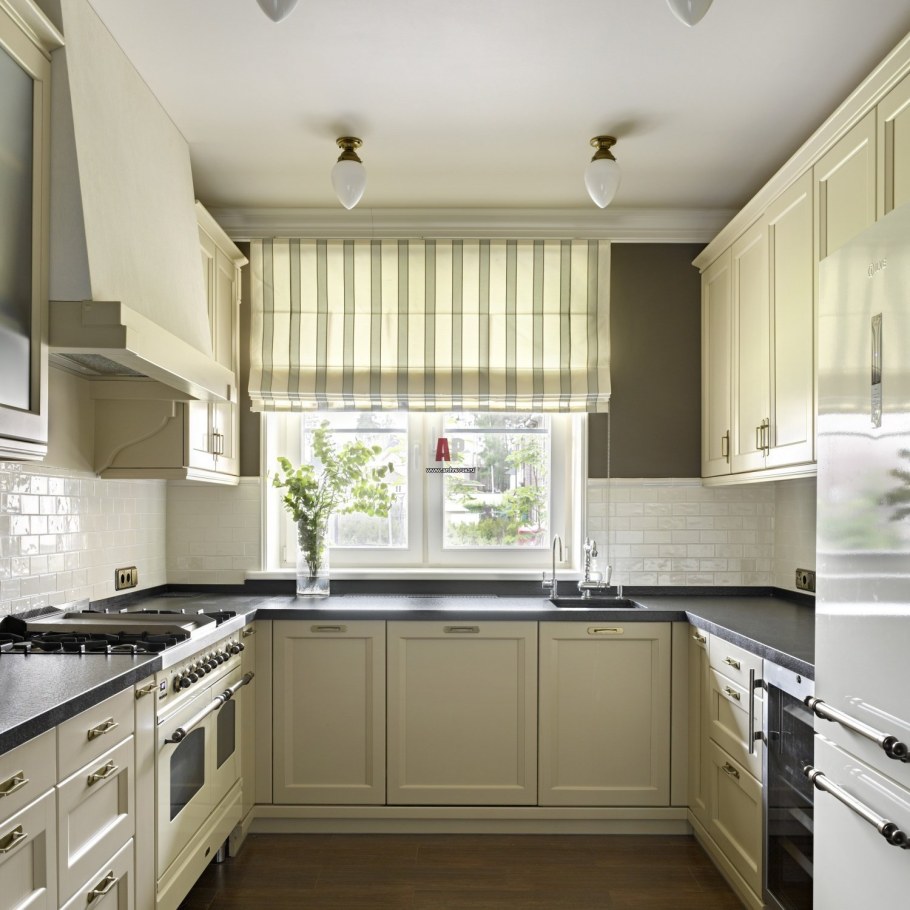 Планировка кухни с большим окном