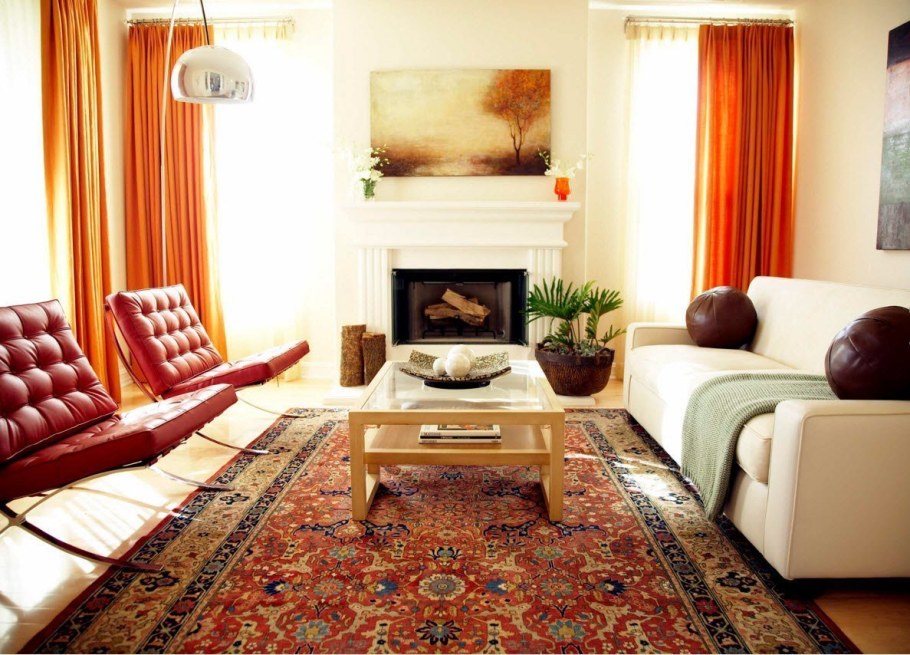 Яркий ковер в интерьере гостиной